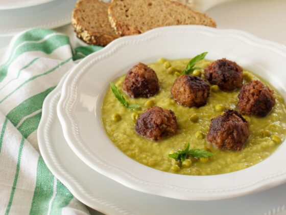 Crema di porri e piselli con polpette vegetariane, piatto vegetariano, ricette vegetariane, Vegamo, MD