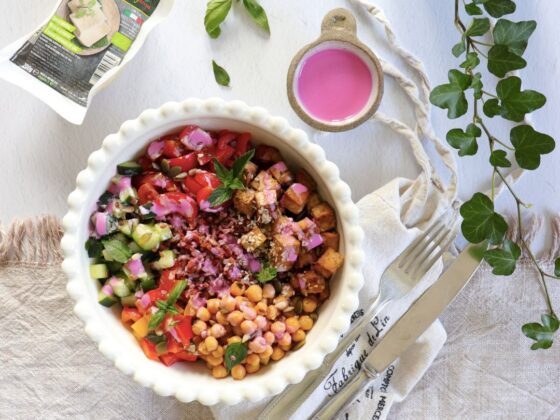 Buddha bowl estiva con riso rosso, tofu e verdure croccanti, Vegamo, piatto estivo, ricetta vegana