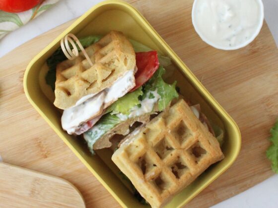 Waffle sandwich con kebab di tofu, Vegamo