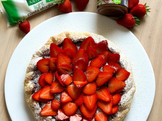 torta di fragole con crema spalmabile vegamo