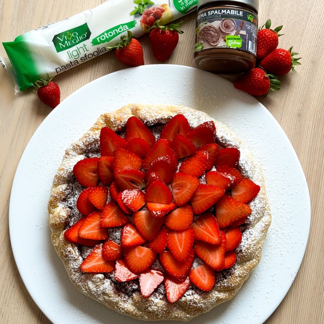 torta di fragole con crema spalmabile vegamo