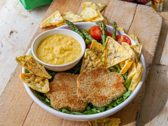 bowl proteica e vegana con margherite ai funghi Vegamo e crackers croccanti