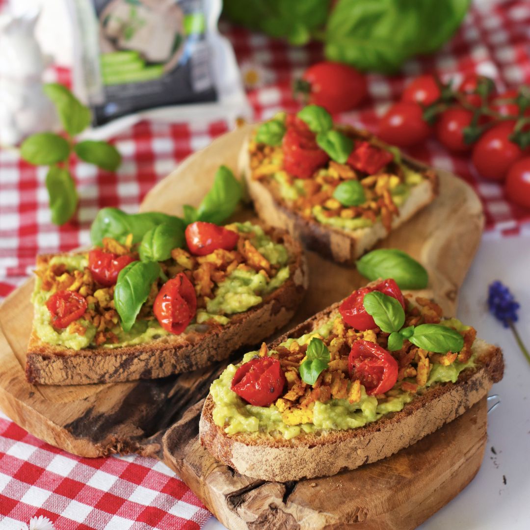 Crostini con tofu, guacamole e pomodorini, tofu Vegmao, Vegamo, ricetta vegana, antipasto vegano, ricetta 100% vegana