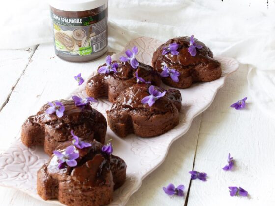 Colombine pasquali veg al cioccolato e violette, ricetta dolce vegana, Pasqua vegana, MD, Vegamo, dolci vegani