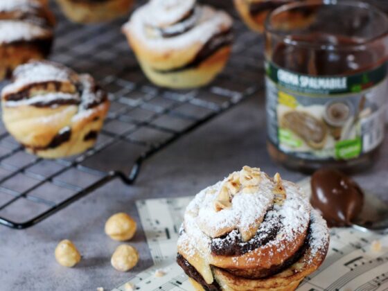 Cruffin vegani con spalmabile alle nocciole vegamo, muffin vegani, ricetta dolce vegana, ricetta veg, ricetta 100% vegana,