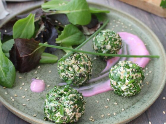 polpette con tofu alle erbe, polpette impiattate su crema di barbabietola, prodotti Vegamo,