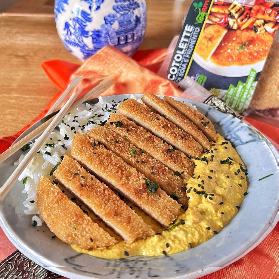 Katsu Curry veg con cotoletta, cotoletta Vegamo, piatto unico vegano con cotoletta e riso