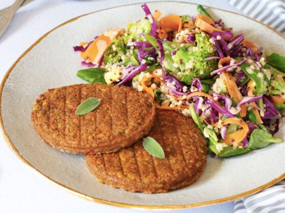 Rainbow salad con burger alle verdure Vegamo, insalata estiva vegana, ricetta vegana