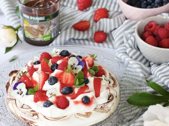 Pavlova vegana al cioccolato con fragole e frutti di bosco, ricetta vegana, ricetta 100% vegana, Vegamo