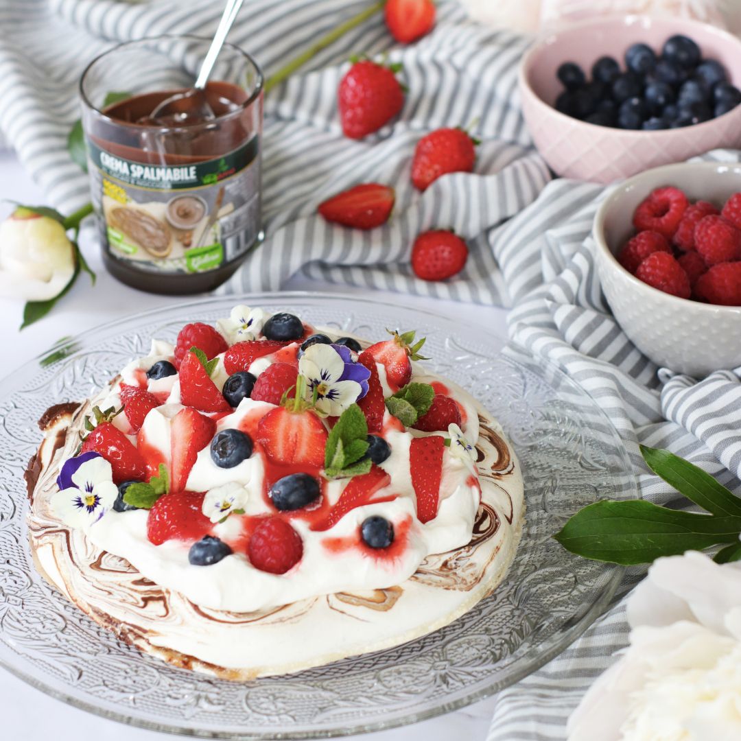 Pavlova vegana al cioccolato con fragole e frutti di bosco, ricetta vegana, ricetta 100% vegana, Vegamo