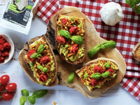 Crostini con tofu, guacamole e pomodorini, tofu Vegmao, Vegamo, ricetta vegana, antipasto vegano, ricetta 100% vegana