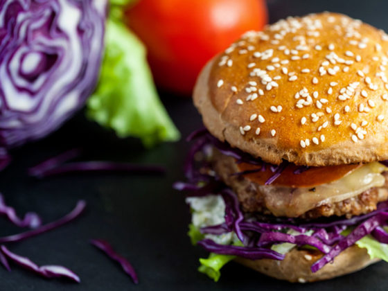 burger con insalata di cavolo cappuccio