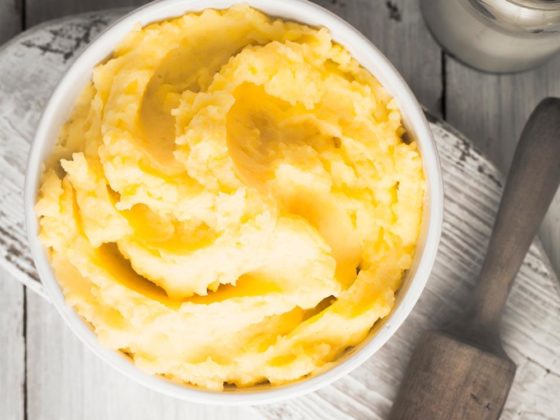 Contorno di patate con yogurt greco e erba cipollina