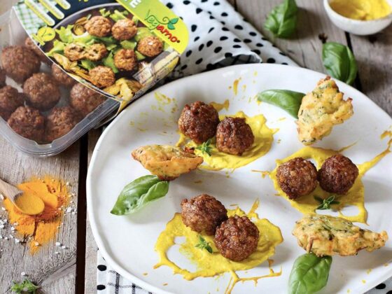 polpette-con-frittelle-di-zucchine-vegane-e-salsa-al-curry