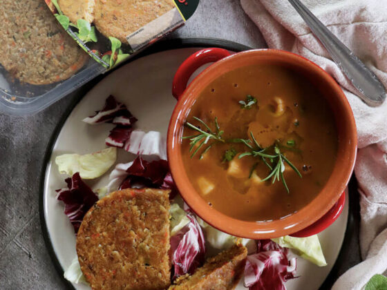 zuppa-di-legumi-saporita-con-burger-alle-verdure