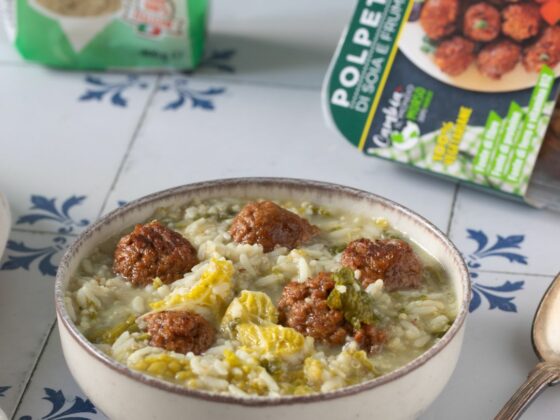 zuppa di quinoa bianca, verza e polpette vegetariane